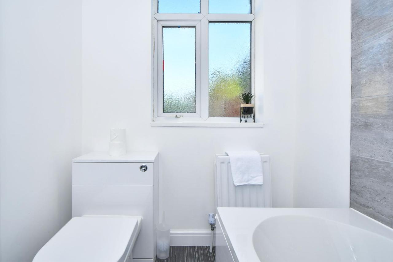 Lily House By Yourstays - Cosy 3 Bedroom House In Crewe Buitenkant foto