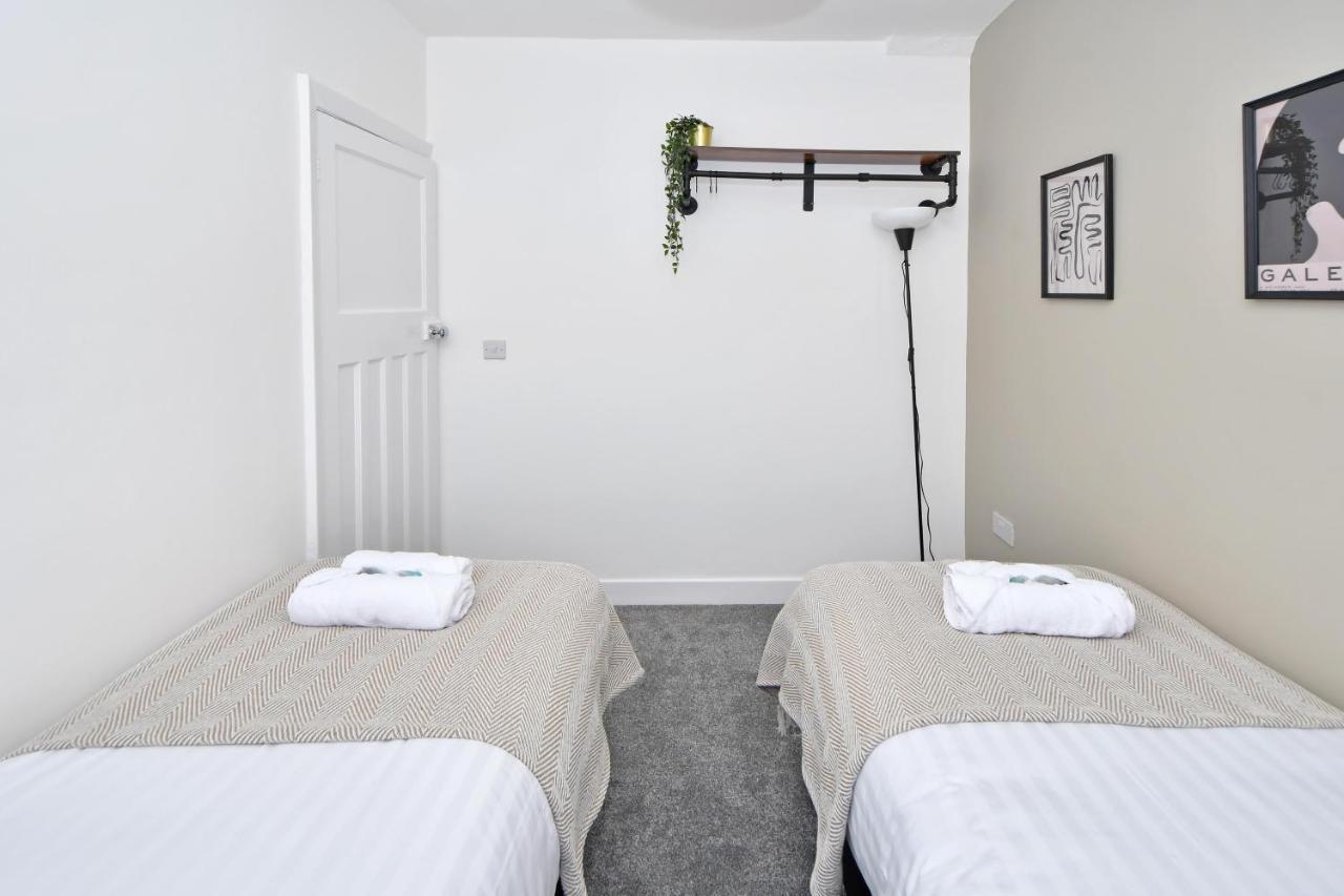 Lily House By Yourstays - Cosy 3 Bedroom House In Crewe Buitenkant foto